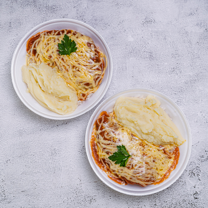02 unidades de marmita de parmegiana de frango, acompanha arrroz e purê.