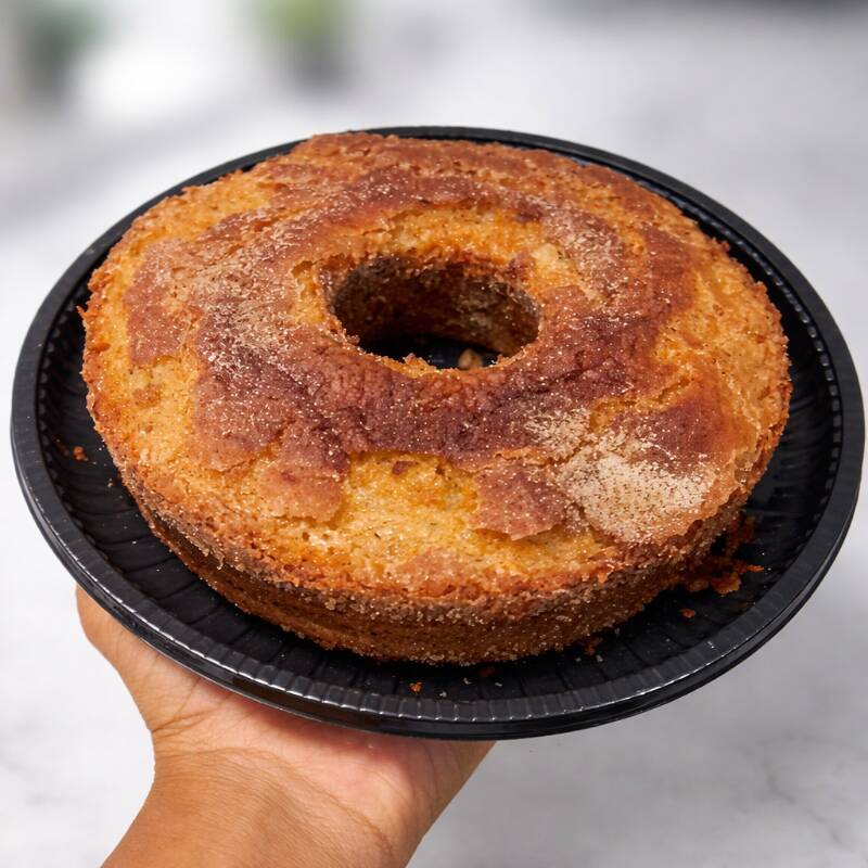 Sabe aquele bolo quentinho, com cheirinho de interior? Nossa receita é caseira, fofinha e feita com fubá fino de qualidade. A estrela é a nossa goiabada, que derrete na boca e forma pedaços irresistíveis. Perfeito para acompanhar um café coado.