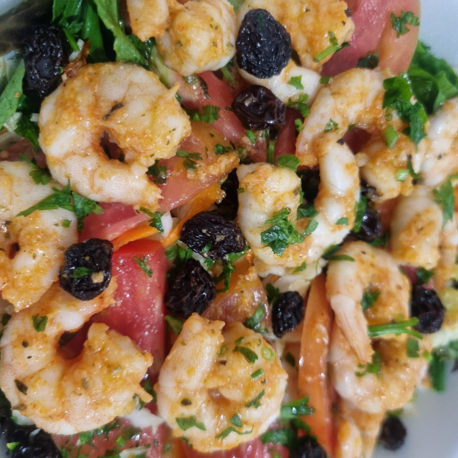 Alface roxo - alface crespo - acelga- repolho- cenoura , tomate e uva passa. Molho de mostarda caseiro.