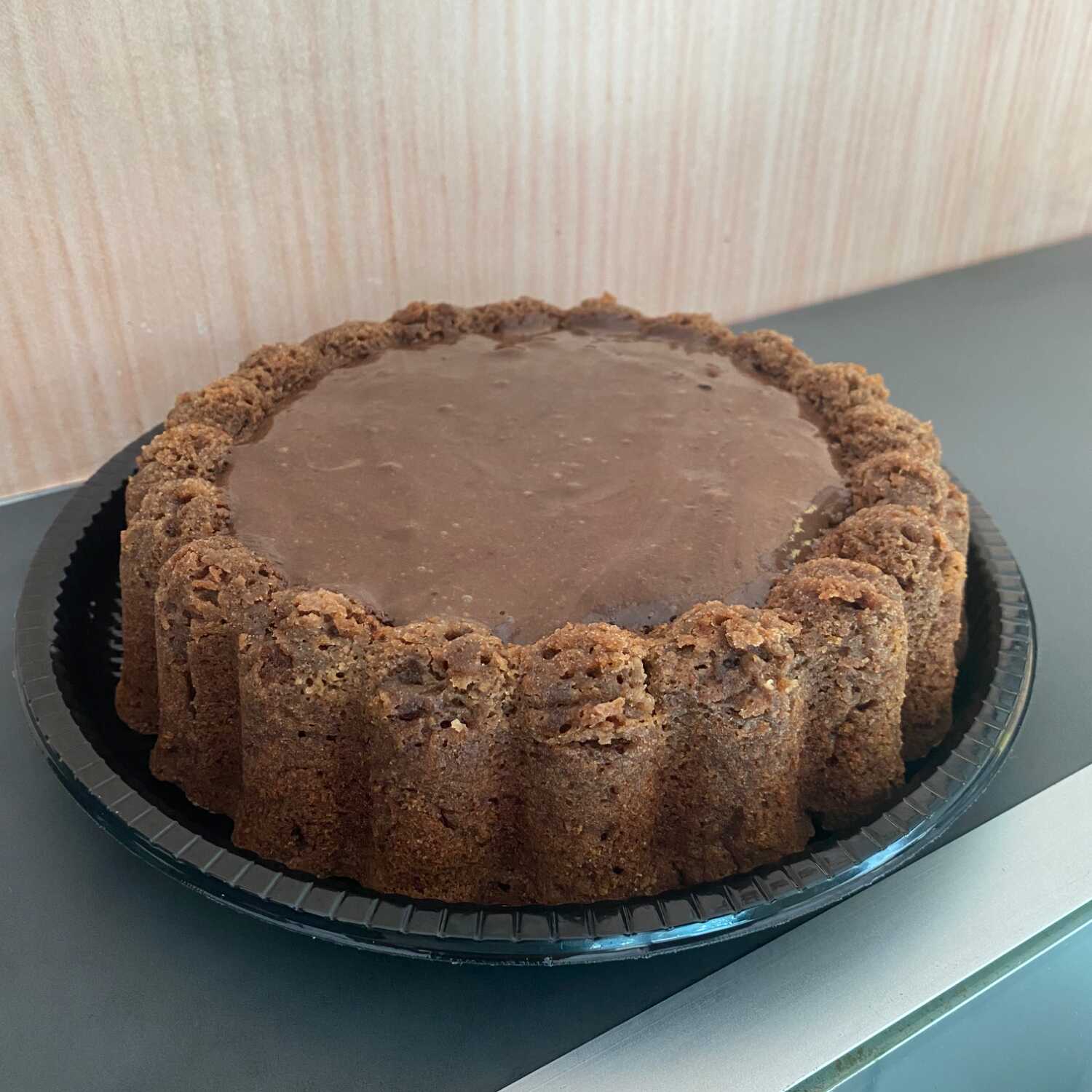 Delicioso bolo de massa de trigo e chocolate e cobertura do tipo piscina cremosa de chocolate, com aproximadamente 1,2kg