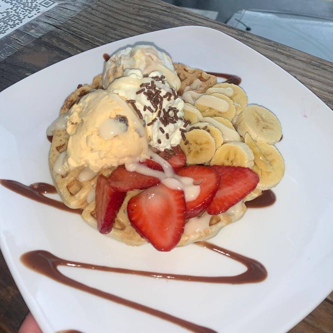 Waffle de Banano y Fresa
