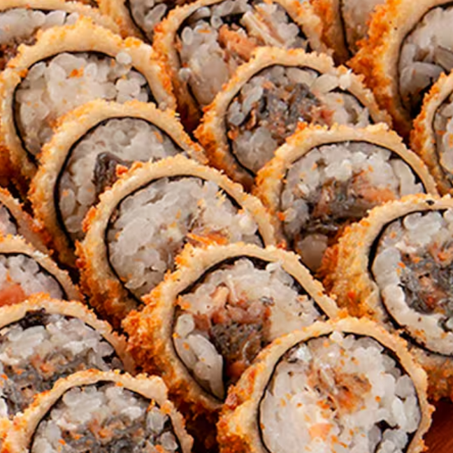 24 unidades do hot roll MAIS CROCANTE do cardápio! Skin de salmão grelhada e temperada, cream cheese cremoso e cebolinha. Textura perfeita em cada mordida - por fora a crocância da skin, por dentro o cremoso do cheese. 🐢