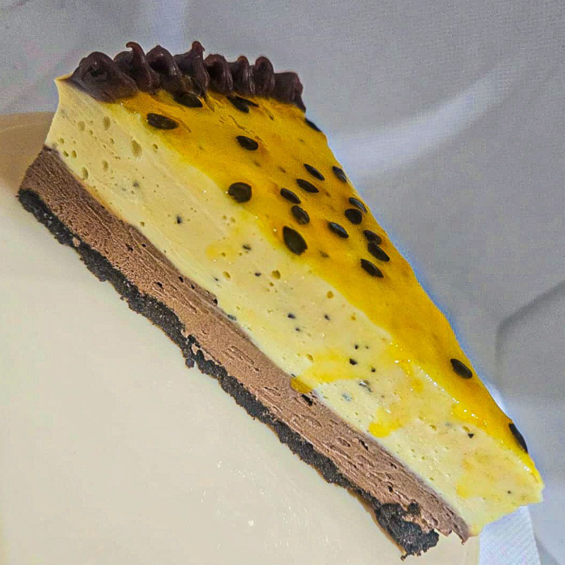 Base Crocante de Biscoito Negresco, uma Camada do Nosso Mousse de Chocolate 40%, uma Camada do Nosso Mousse de Maracujá, Finalizado com um Toque da Nossa Geleia Artesanal de Maracujá