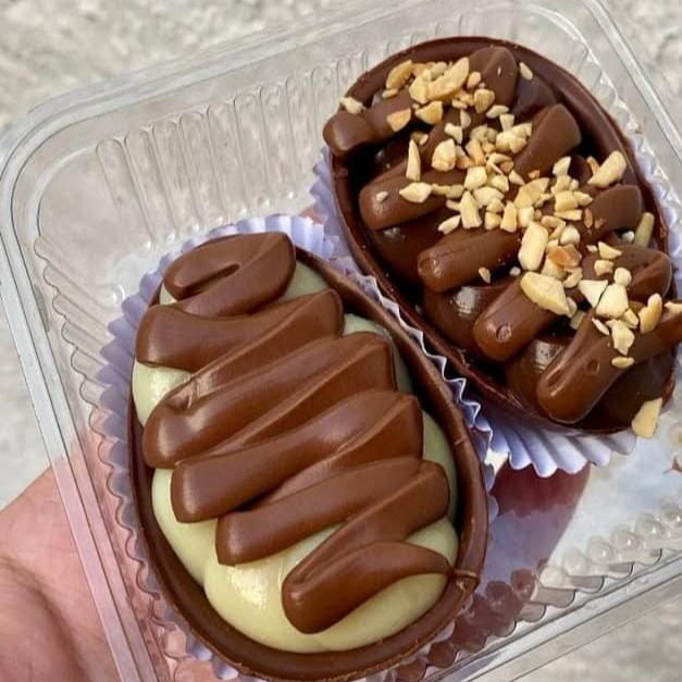 Um de tipo ferrero e um de ninho com nutella