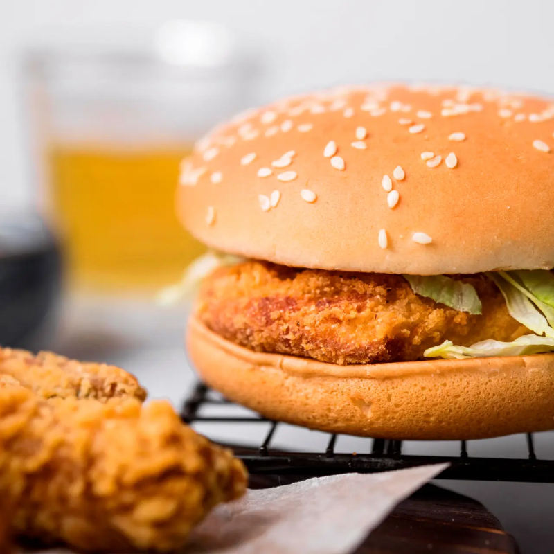 frango empanado, mozarela, molho salada