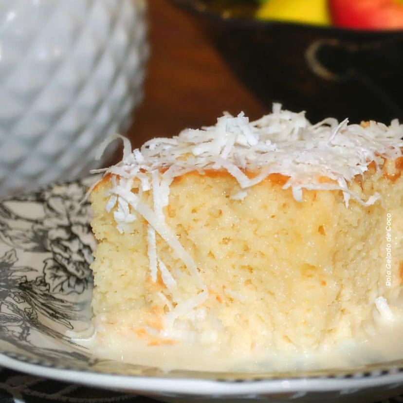 Deliciosa fatia de bolo de coco com cobertura cremosa. Peça agora e experimente! Serve 1 pessoa. Aproximadamente 150 g.