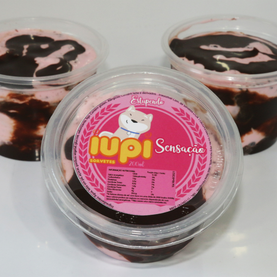 Sorvete de massa sabor morango com pedacinhos de chocolate e trufa 200ml