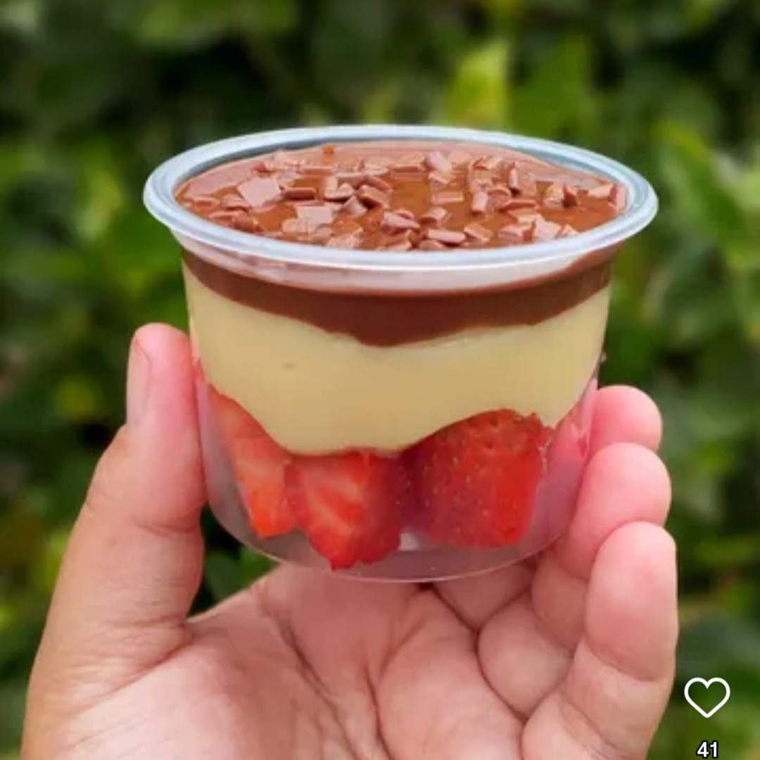 Bombom aberto de morango com creme de ninho e por cima ganache de chocolate. 145 ml