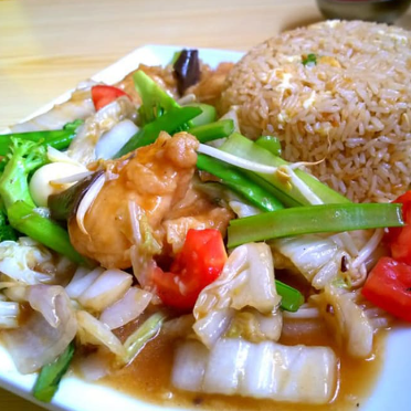 Pollo en Trozos con Verduras más Chaufa