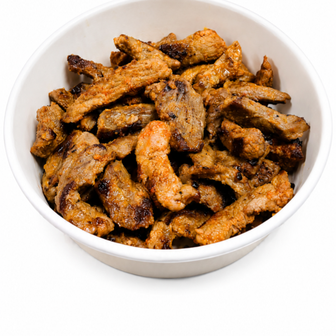 Tiras de carne macias salteadas na chapa, envolvidas em molho à base de shoyu com toque de gengibre e gergelim, trazendo um sabor marcante e levemente oriental.