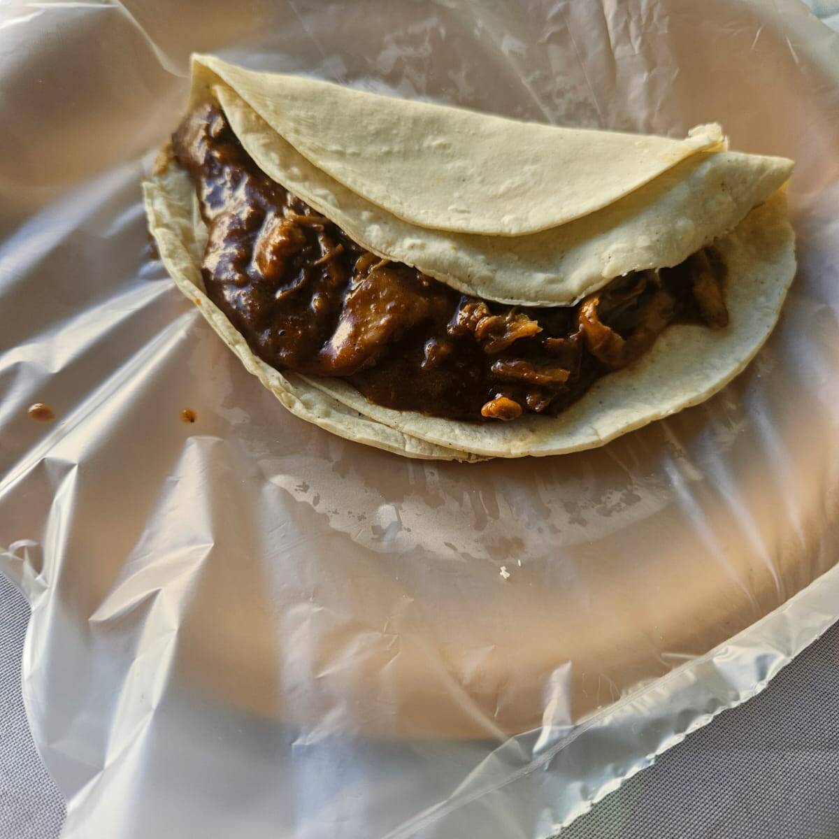 Taco Sencillo de Mole con Pollo