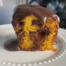 Massa fofinha de cenoura natural com pedaços de chocolate nobre que derretem no meio, finalizada com uma generosa camada de brigadeiro cremoso artesanal. Uma combinação irresistível que conquista em cada fatia! Serve aprox. 8 fatias Serve aprox. 8 fatias