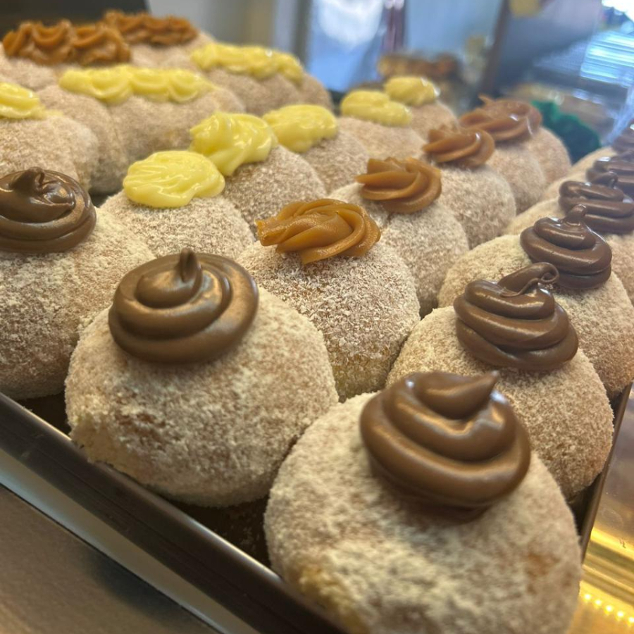 Massa fofinha e doce, recheada com doce de leite cremoso, perfeita para lanches e sobremesas.