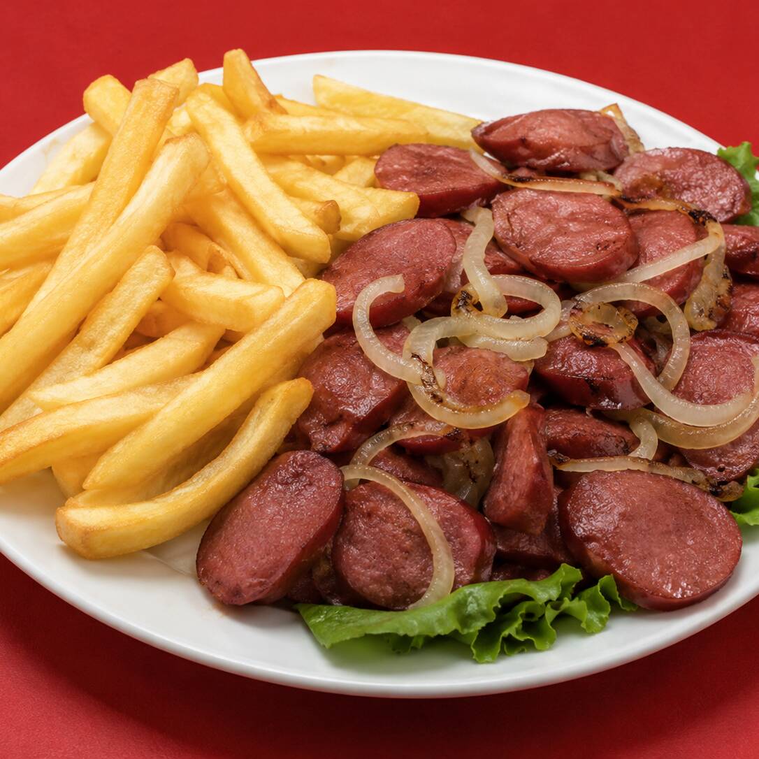 Desfrute da combinação perfeita entre a Calabresa Defumada e batata frita, criando um prato que une o sabor intenso da calabresa com a crocância da batata.