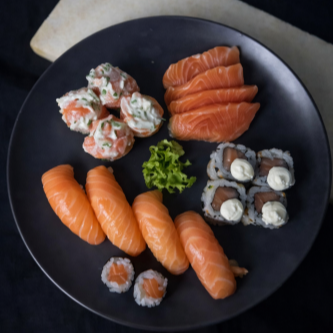 4 Sushi Salmão, 4 Joe Gukan Philadelfia, 4 Uramaki Philadelfia, 4 Sashimi Salmão, 2 Hossomaki Salmão.
Acompanha 2 shoyu 1 hashi.