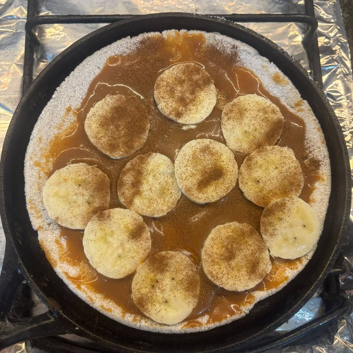Tapioca recheada com doce de leite com bananas picadas salpicada com canela