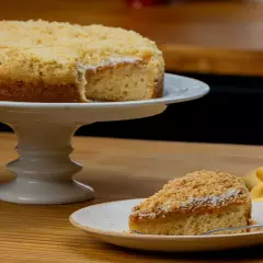 Massa macia recheada com goiabada cremosa e finalização com farofa crocante. Imagem meramente ilustrativa.Bolo pequeno serve até 8 fatias