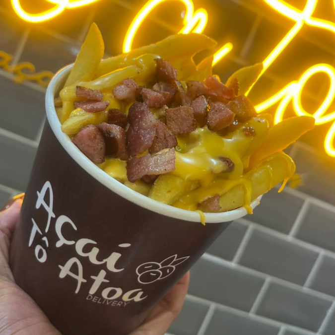 Batata Frita Sequinha. Rechada c/ Calabresa, Bacon e um delicioso creme de queijo Cheddar. (APROXIMADAMENTE 350g).