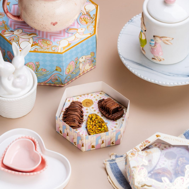 Casca de chocolate ao leite recheada com palha de pistache. Casca de chocolate ao leite recheada com brigadeiro belga e brownie. Casca de chocolate ao leite recheada com brigadeiro belga e cookies. Aprox. 140g.