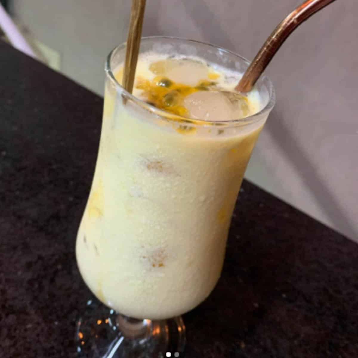 Caipifruta de Maracujá batida com Leite Moça, Com Vodka.