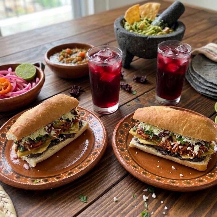 2 Tortas Chilaquiles Cochinita y 2 Aguas 1/2 L