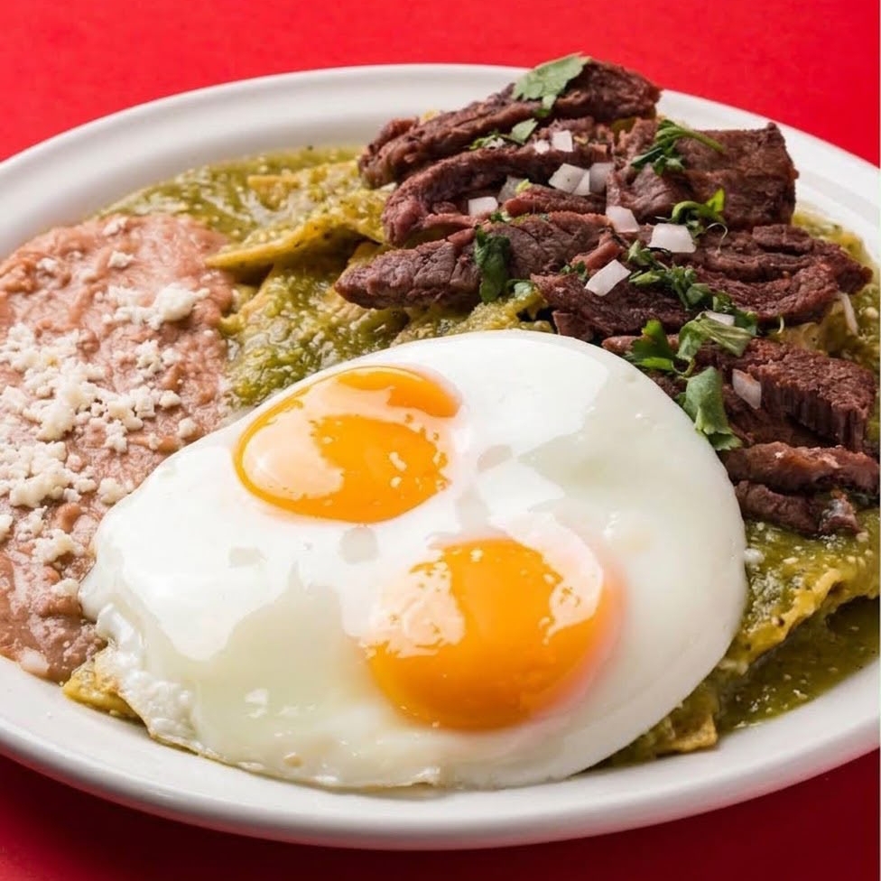 Chilaquiles Especiales Verdes Asada y Huevo