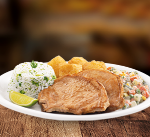 Duas bistecas suínas (aprox. 120g cada-in natura) douradas na chapa, servidas com limão para realçar o sabor. Você escolhe os 3 acompanhamentos e o molho. Leve, nutritivo e delicioso!