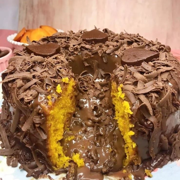 Deliciosa massa de cenoura Artesanal,cobertura brigadeiro especial da fonte dos bolos com raspas de chocolate. Tamanho tradicional 20×08 geralmente serve de 12 a 15 pessoas dependendo do tamanho que você for cortar as fatias.