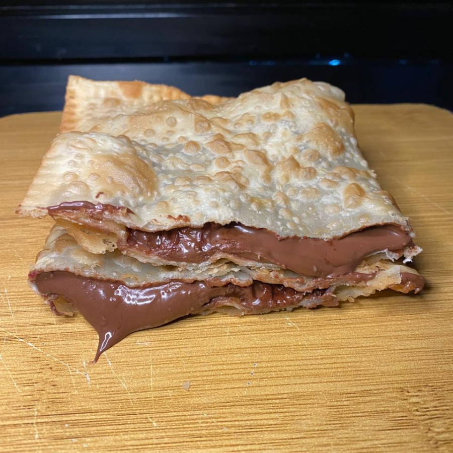 Nutella Original! Avelã cremosa e irresistível, derretendo por todo o pastel e garantindo uma explosão de sabor em cada mordida. . . . . . . . ##Tags## promoção promocao oferta desconto combo entraga gratis taxa grátis pastel de feira gostoso barato cupon cupom nutela Nutella sobremesa pastel doce chocolate