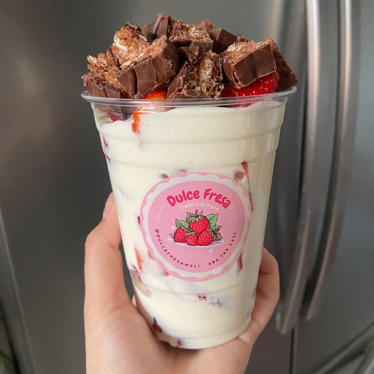 VASO DE FRESAS CON CREMA Y KINDER DELICE 12 OZ