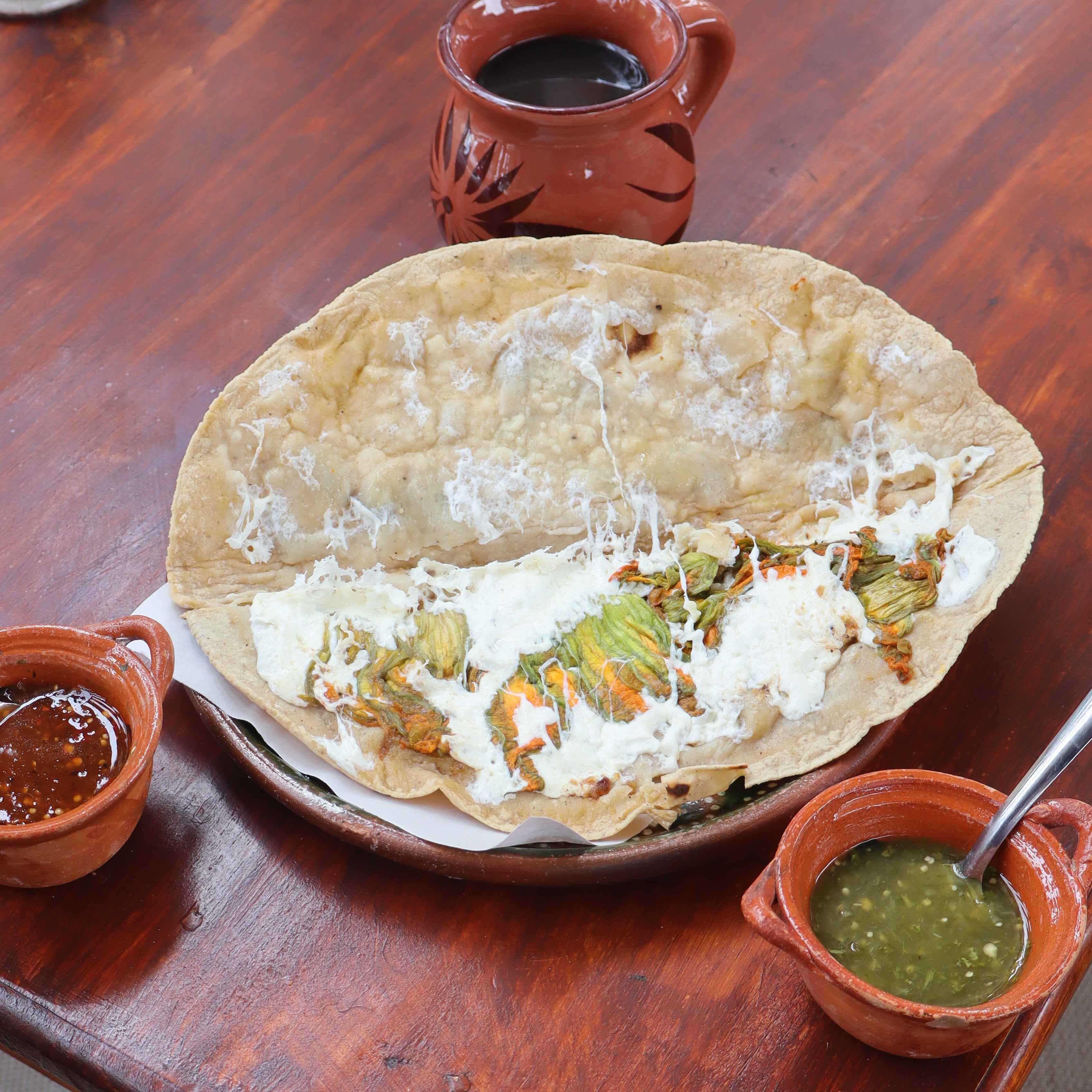 Empanada de Quesillo con Flor de Calabaza