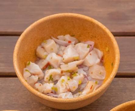 Ceviche de tilápia marinado com suco de limão, cebola roxa, coentro.