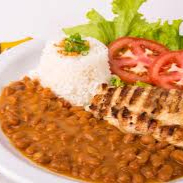 Delicioso arroz com feijão, acompanhado de uma galinha cabidela saborosa e salada fresca. Uma refeição completa e saudável, perfeita para o seu almoço.