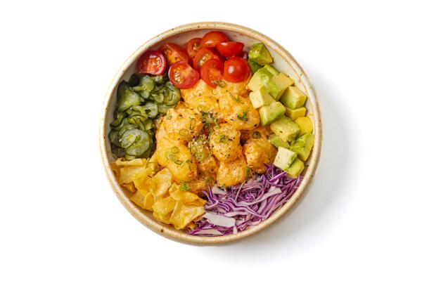 120g de Ebi Spicy, base (recomendamos arroz integral e mix de quinoa e molho tarê), tomate cereja, sunomono, abacate, repolho fatiado e chips de batata doce.