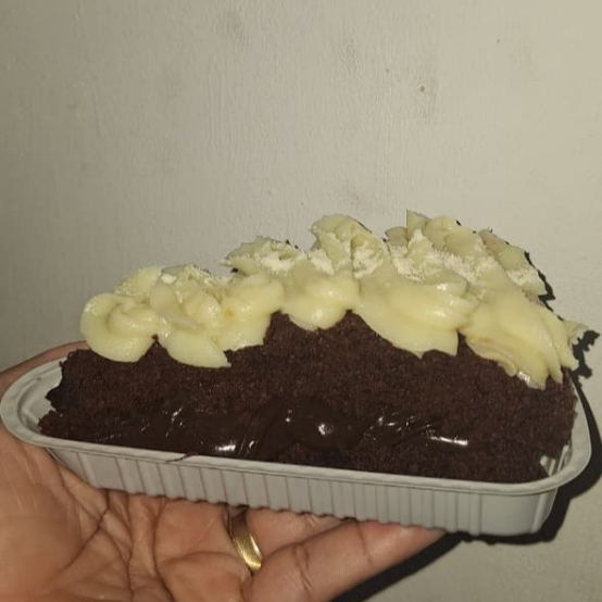 massa de chocolate amanteigada, recheio de brigadeiro e ninho
