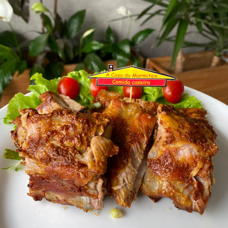 Marmita acompanha: arroz, feijão, macarrão ao molho de carne, abobrinha refogada e farofa. Saladinha :D