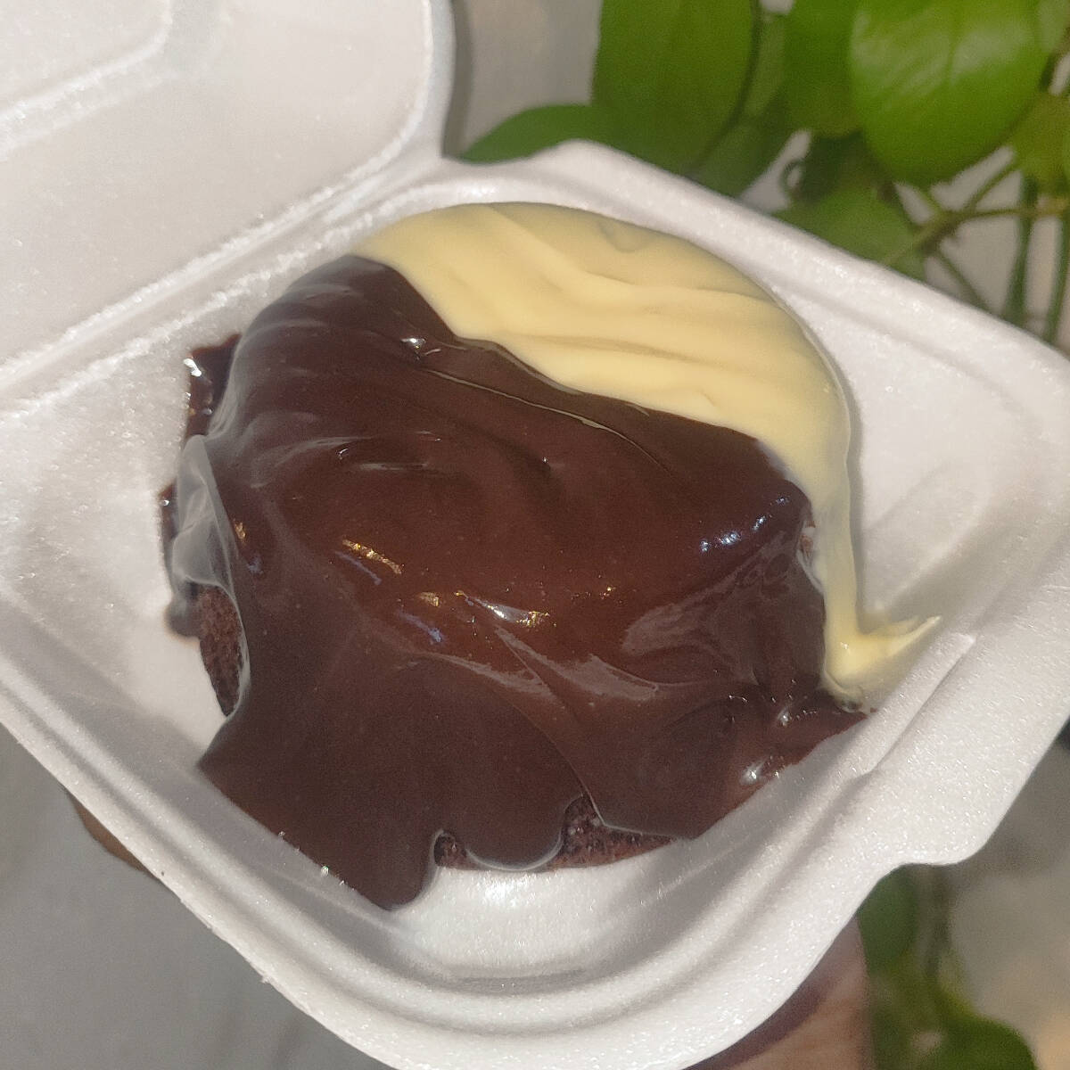 Mini bolo vulcão com massa de baunilha, cobertura de chocolate e de leite ninho