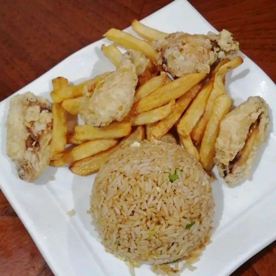 Alitas con Papas Fritas y Chaufa Menú
