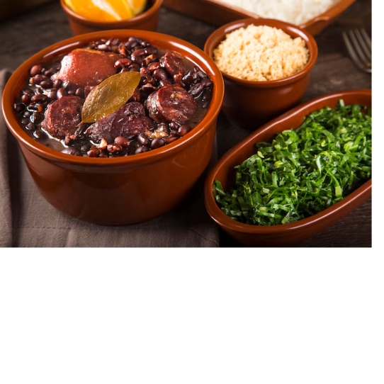Deliciosa feijoada, arroz branco,couve,vinagre,farofa e abacaxi