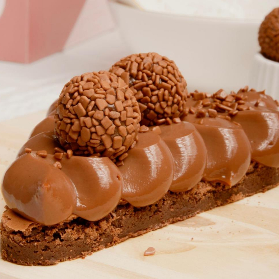 Deliciosa fatia de Brownie coberta com recheio de Brigadeiro ao leite cremoso.