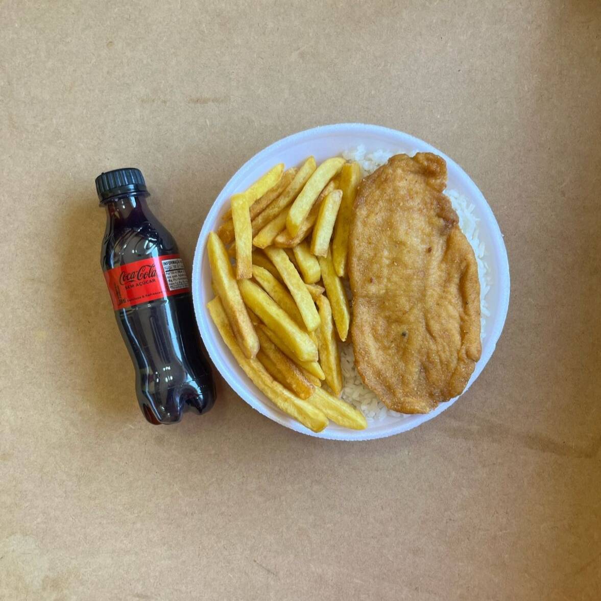 Marmita com delicioso filé de frango empanado na massa crocante acompanhado de arroz branco, feijão e batatas fritas. Acompanha refrigerante pet Coca Cola Zero sem açúcar bem gelado. Marmita indicada para 01 pessoa.