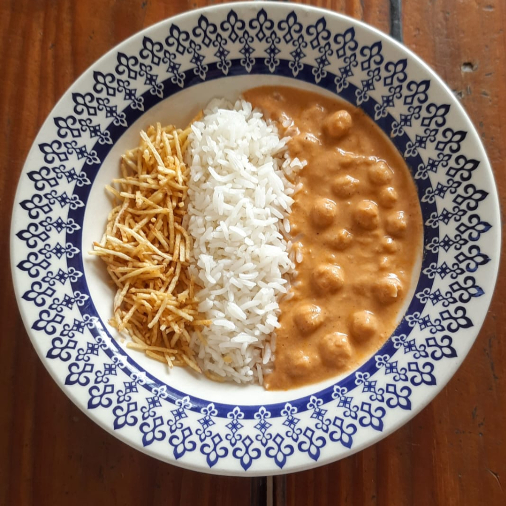 Estrogonofe de grão de bico com creme de leite castatanha de caju, acompanha arroz branco e batata palha