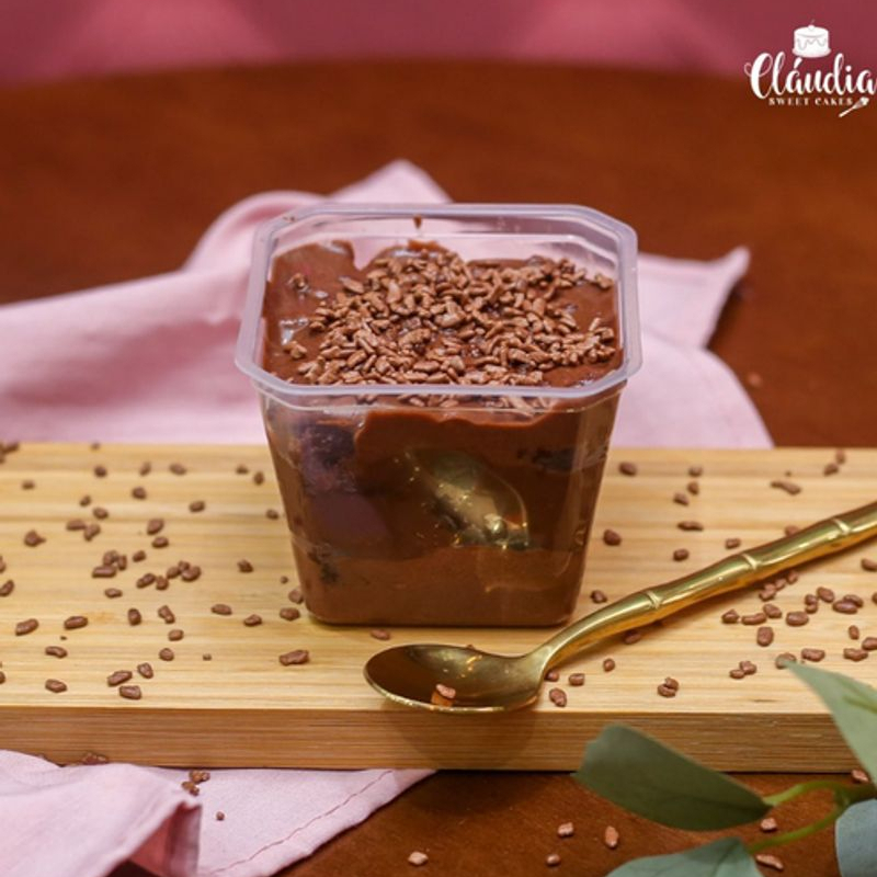 Mousse de chocolate, cubos de bolo de chocolate, brigadeiro de chocolate, finalizado com granulados belga. Aprox: 180g.