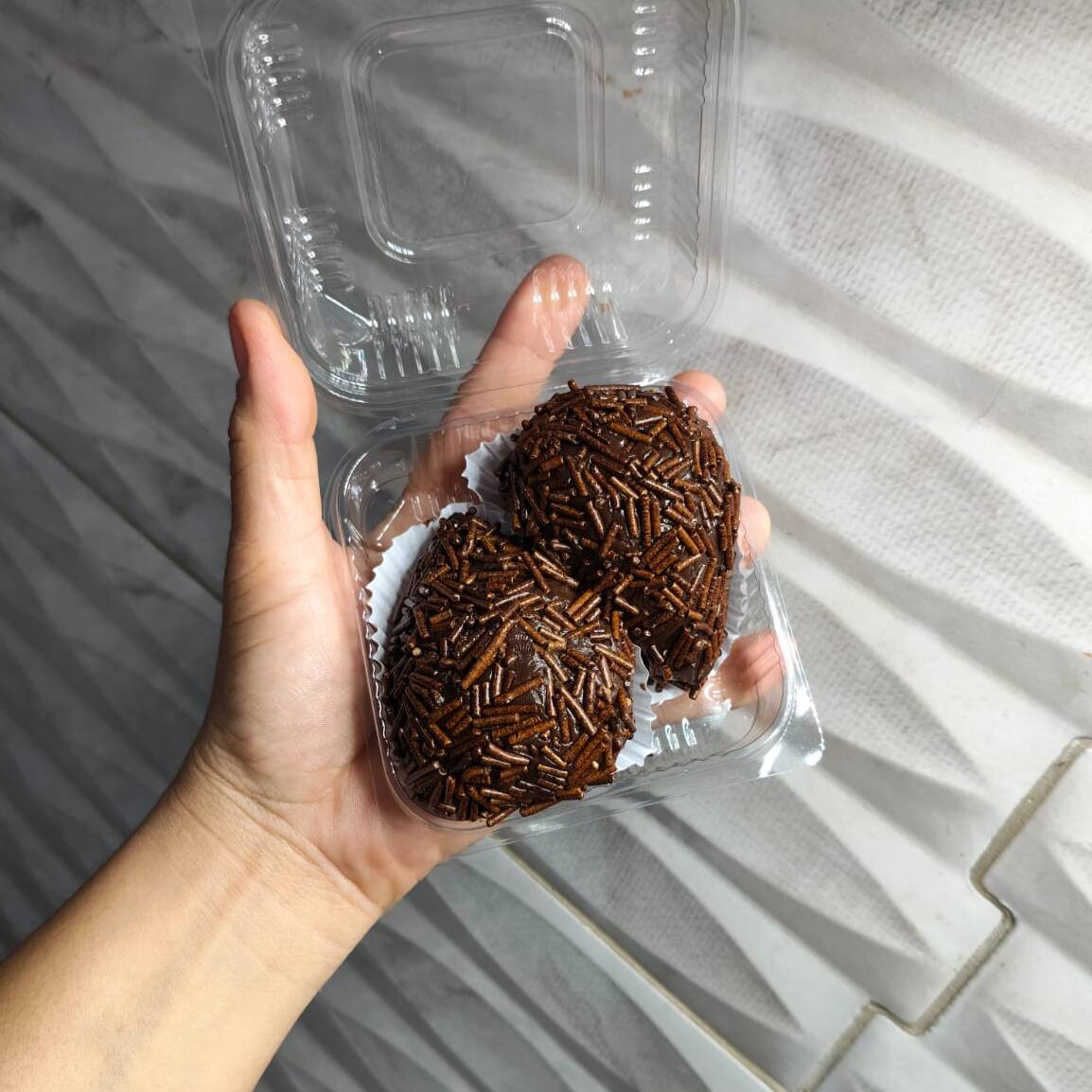 Deliciosa dupla de coxinha de morango, morango fruta envolto em um delicioso brigadeiro, é um dos preferidos.