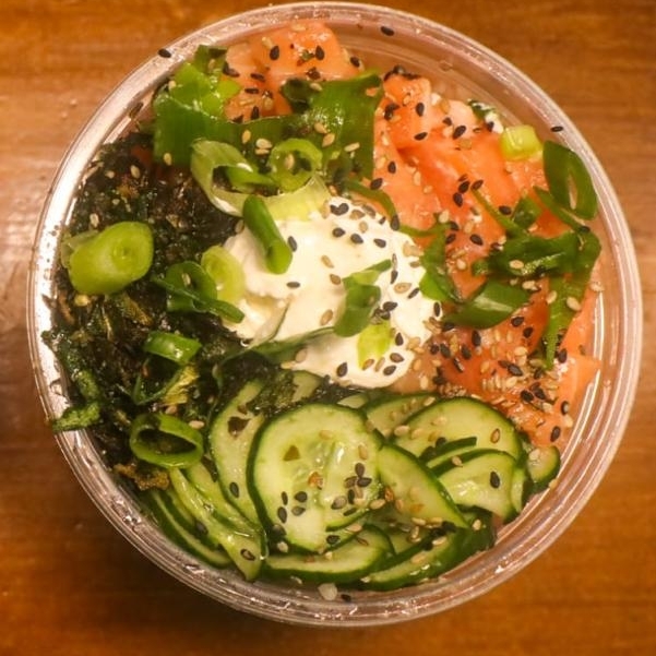 Base de shari com recheio de salmão cru, couve crispy, sunomono e creme cheese, finalizada com cebolinha, gergelim e molho tare. Uma combinação deliciosa e refrescante para os amantes da culinária japonesa. (1 unidade)