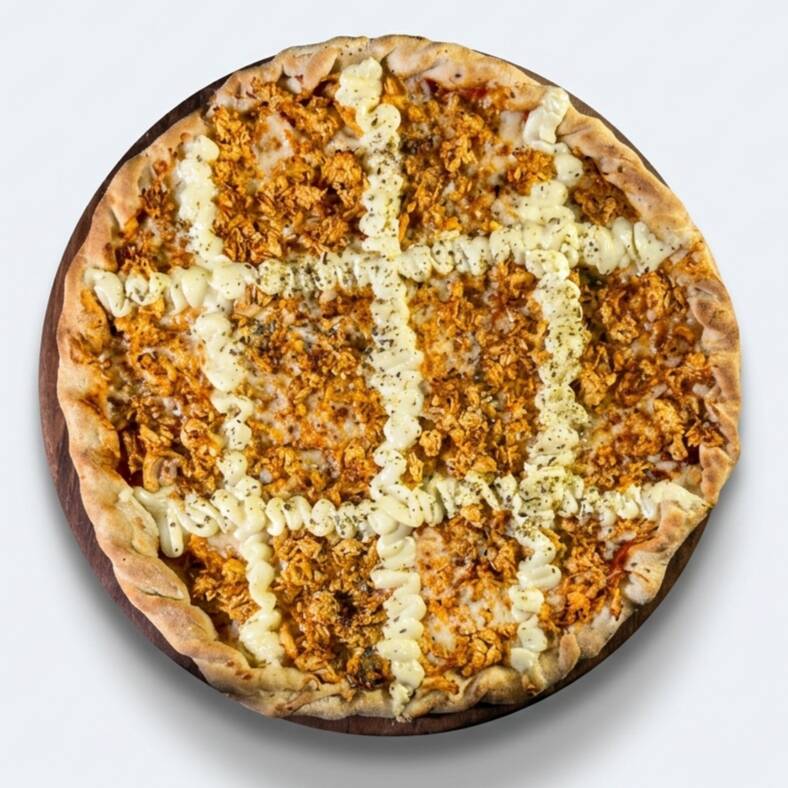 Pizza G | 08 Pedaços | 35cm
Frango desfiado e temperado no capricho, Catupiry cremoso e muçarela derretendo. É a escolha pra quem quer comer bem, sem enrolação.