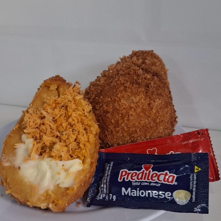 Experimente uma deliciosa coxinha de frango com catupiry original super crocante. Feito com ingredientes selecionados e empanado com farinha panko garantindo a crocância da primeira a ultima mordida. Aproximadamente 200 gramas.