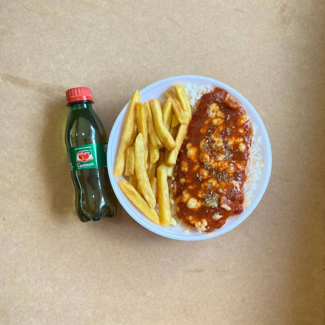 Marmita com delicioso filé de frango parmegiana (empanado na massa crocante coberto com molho de tomates e queijo) acompanhado de arroz branco e batatas fritas. Acompanha refrigerante pet Guaraná Antárctica bem gelado. Marmita indicada para 01 pessoa.
