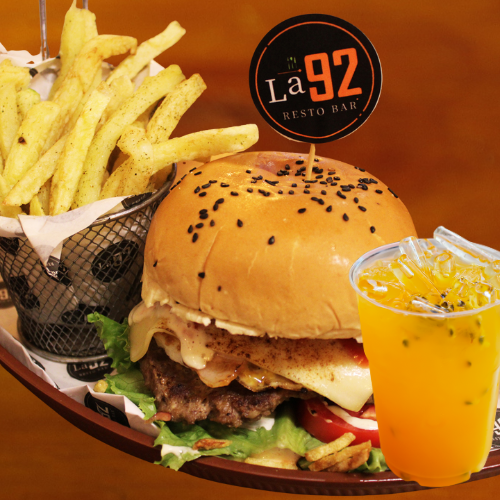 Cheese Bacon Burger con Papas y Bebida