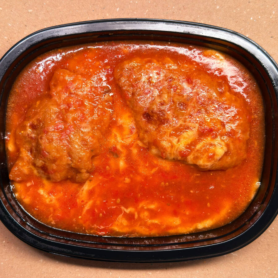 Delicioso filé mignon empanado e gratinado ao molho quatro queijos. Acompanhamento a escolher entre nhoque caseiro ou talharim.